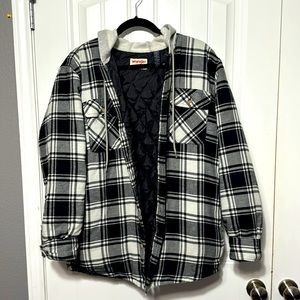 Black and White men’s medium flannel button up shirt with hood warm wrangler